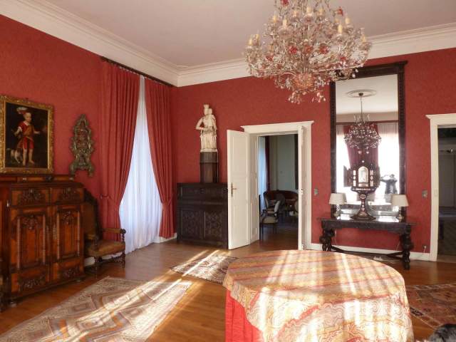 Château de Preisch - Moselle Trois Frontières - Salon rouge meublé