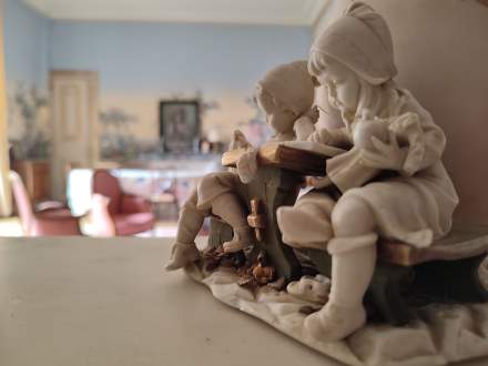 statue