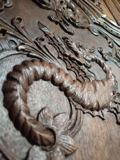 Château de Preisch - Moselle Trois Frontières - Détail armoire sculpture de dragon