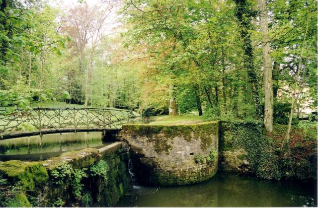 Château de Preisch - Moselle Trois Frontières - Tour vestige château fort avec pont fer forgé